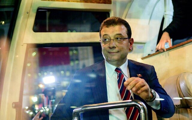 Le maire d'Istanbul, Ekrem Imamoglu, rejoint ses partisan devant la municipalité métropolitaine d'Istanbul lors d'une manifestation à Istanbul, après qu'un tribunal turc l'a condamné à près de trois ans de prison dans un procès à charge politique, le 14 décembre 2022. (Crédit : Yasin AKGUL/AFP)