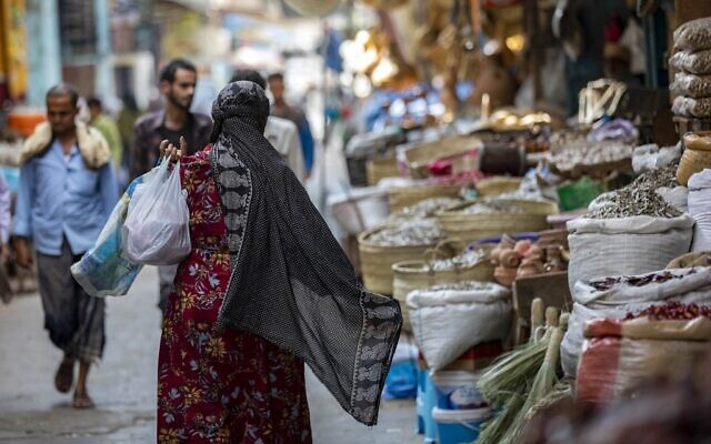 Des femmes yéménites font des achats sur un marché dans la troisième ville du Yémen, Taiz, le 15 décembre 2022. (Crédit : AHMAD AL-BASHA / AFP)
