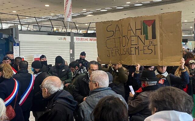 Des dizaines de personnes attendent l'avocat franco-palestinien Salah Hamouri, accusé de terrorisme par Israël, à l'aéroport parisien de Roissy, après son expulsion d'Israël, le 18 décembre 2022. (Crédit : Daphné BENOIT / AFP)