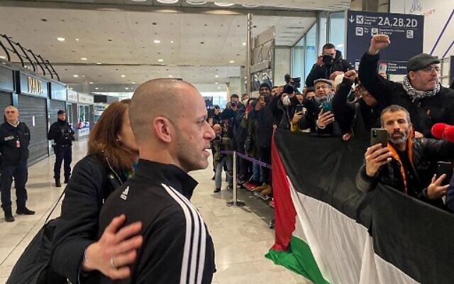 Salah Hamouri arrive à Paris après son expulsion d'Israël, le 18 décembre 2022. (Crédit : Daphné BENOIT / AFP)