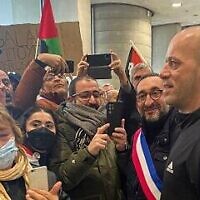 Salah Hamouri, à droite, arrive à l'aéroport français de Roissy après son expulsion d'Israël, le 19 décembre 2022. (Crédit : Daphné BENOIT / AFP)