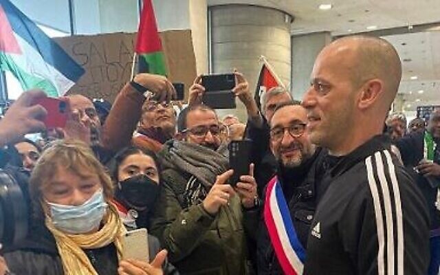 Salah Hamouri, à droite, arrive à l'aéroport français de Roissy après son expulsion d'Israël, le 19 décembre 2022. (Crédit : Daphné BENOIT / AFP)