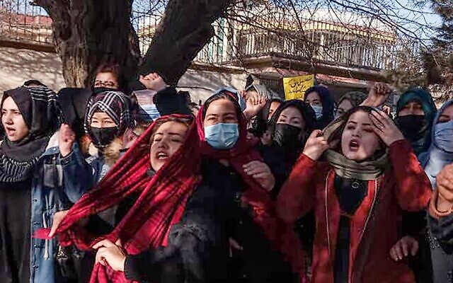 Des femmes afghanes manifestent contre l'interdiction de l'enseignement universitaire pour les femmes, à Kaboul, le 22 décembre 2022. (Crédit : AFP)