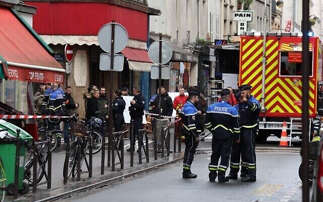 Des agents de sécurité français sécurisent la rue après que plusieurs coups de feu ont été tirés le long de la rue d'Enghien dans le 10e arrondissement, à Paris, le 23 décembre 2022. (Crédit : Thomas SAMSON / AFP)