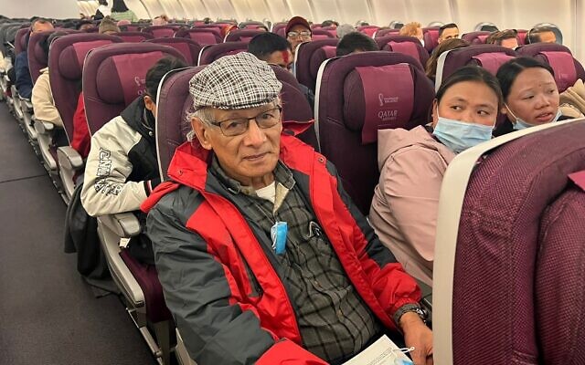 Le tueur en série français Charles Sobhraj dans un avion depuis Katmandou vers la France, le 23 décembre 2022. (Crédit : Atish PATEL / AFP)