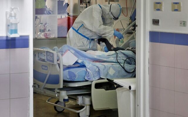Illustration : Le personnel médical d'un service d’isolement COVID-19 du centre médical Barzilai, en Israël, dans la ville d’Ashkelon. (Crédit : Gil Cohen-Magen/AFP)