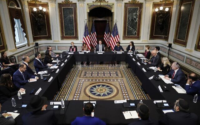 Le second gentleman Douglas Emhoff (au centre), préside une table ronde sur la montée de l'antisémitisme dans la salle du Traité Indien au Eisenhower Executive Office Building le 07 décembre 2022 à Washington, DC. (Crédit : Chip Somodevilla/Getty Images/AFP)