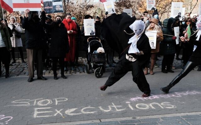 Des manifestants aux abords  de la résidence d'un diplomate iranien pour dénoncer le gouvernement et l'exécution récente d'un manifestant, le 10 décembre 2022. (Crédit :  Spencer Platt/Getty Images/AFP)