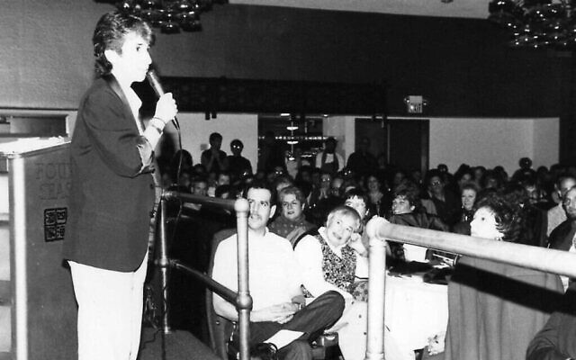 Lisa Geduldig sur la scène du premier spectacle dul Kung Pao Kosher Comedy à San Francisco en 1993. (Avec l’aimable autorisation de Lisa Geduldig via la JTA)