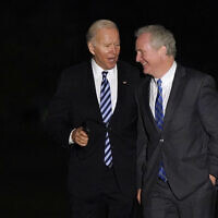 Le président américain Joe Biden parle avec le sénateur Chris Van Hollen, D-Md, alors qu'ils marchent sur la pelouse sud de la Maison Blanche après être descendus de Marine One, le 10 novembre 2021, à Washington. (Crédit : Patrick Semansky/AP)