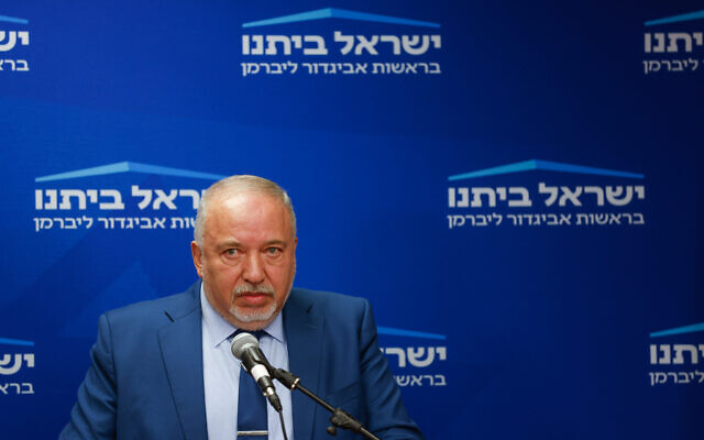 Le ministre des Finances et président du parti Yisrael Beytenu, Avigdor Liberman, prend la parole lors d'une réunion de faction à la Knesset, le 15 novembre 2022. (Crédit : Olivier Fitoussi/Flash90)