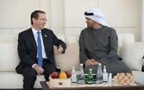 Le président Isaac Herzog atterrit à Abu Dhabi, où il est accueilli par le ministre des Affaires étrangères des Émirats arabes unis, Abdallah Bin Zayed, le 5 décembre 2022. (Crédit : Amos Ben Gershom/GPO)