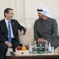 Le président Isaac Herzog atterrit à Abu Dhabi, où il est accueilli par le ministre des Affaires étrangères des Émirats arabes unis, Abdallah Bin Zayed, le 5 décembre 2022. (Crédit : Amos Ben Gershom/GPO)