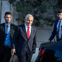 Le futur Premier ministre présumé Benjamin Netanyahu, vu après des discussions de coalition avec le président de Shas, le député Aryeh Deri, et le chef du parti sioniste religieux, le député Bezalel Smotrich, à l'extérieur d'un hôtel à Jérusalem, le 5 décembre 2022. (Crédit : Yonatan Sindel/Flash90)