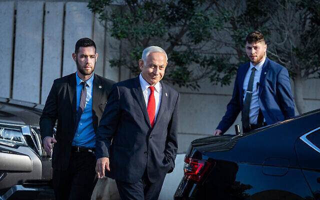 Le futur Premier ministre présumé Benjamin Netanyahu, vu après des discussions de coalition avec le président de Shas, le député Aryeh Deri, et le chef du parti sioniste religieux, le député Bezalel Smotrich, à l'extérieur d'un hôtel à Jérusalem, le 5 décembre 2022. (Crédit : Yonatan Sindel/Flash90)