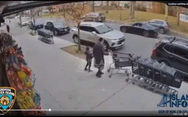 Un garçon et son père pris pour cible depuis la Mustang qui passe alors qu'ils sortent d'une épicerie de Staten Island, dimanche 4 décembre 2022 (Crédit : Capture d’écran/Twitter)