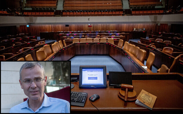 Photo composite : Vue du plénum vide de la Knesset le 14 novembre 2022 ; Encart : Le député du Likud Yariv Levin après des négociations de coalition dans un hôtel de Jérusalem, le 30 novembre 2022/ (Crédit : Yonatan Sindel/Flash90)