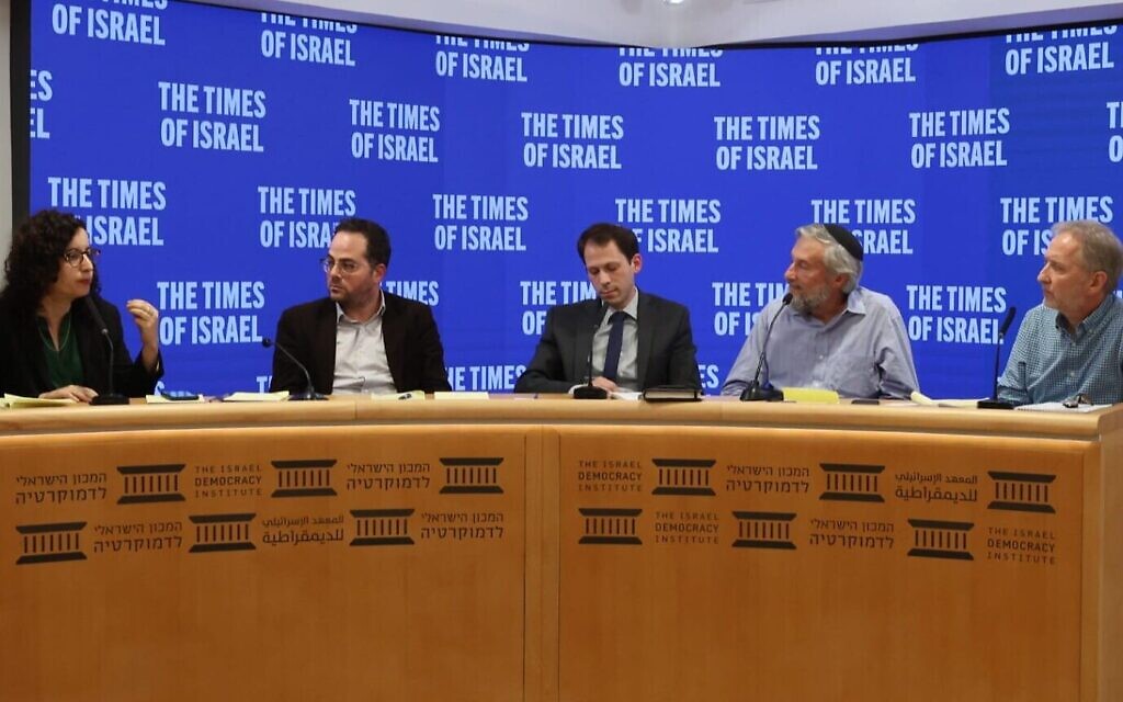 De gauche à droite : Tamar Hostovsky Brandes, Yaniv Roznai, Yonatan Green, Moshe Koppel et David Horovitz, rédacteur en chef du Times of Israel, lors d'un événement ToI Live à l'Institut israélien de la démocratie à Jérusalem, le 15 décembre 2022. (Crédit : Oded Antman/IDI)