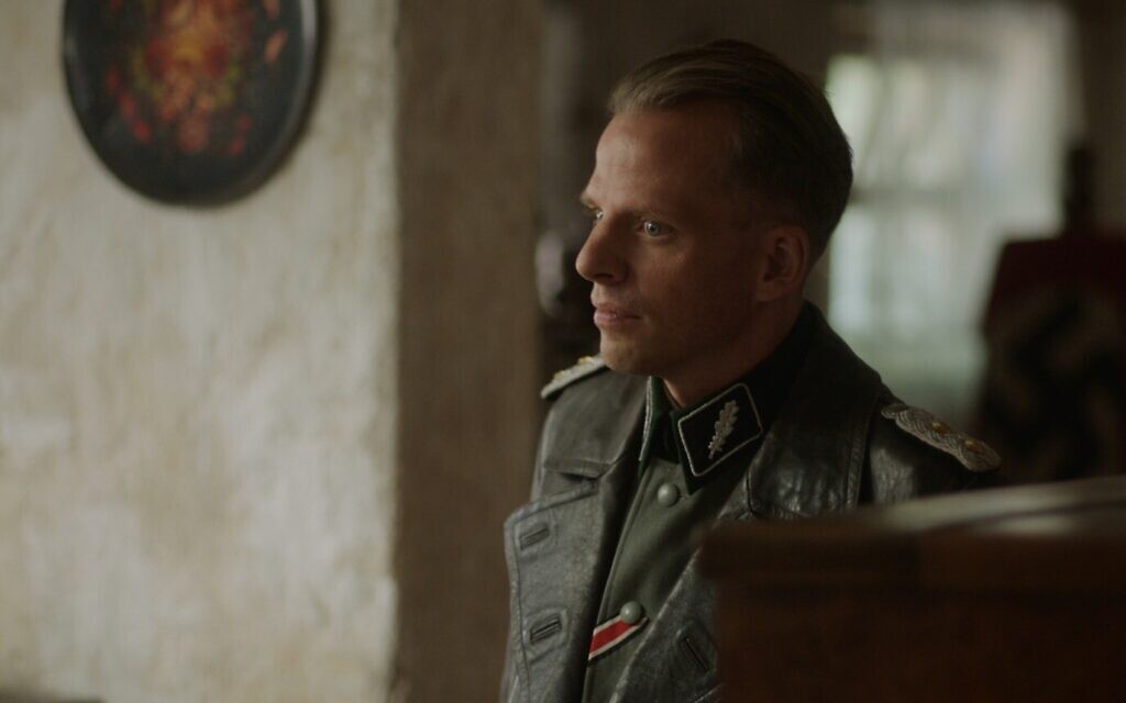 Peter Miklusz dans le rôle de l'officier nazi Seeger dans "Nakam" (Crédit : Filmakademie Baden-Württemberg / Leonard Caspari)