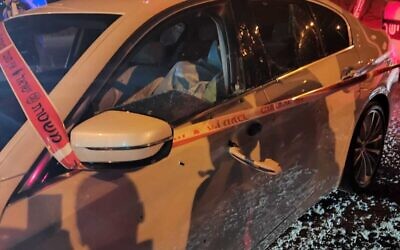 Une voiture criblée de balles est vue après une fusillade meurtrière près de Kafr Kara le 22 décembre 2022. (Crédit : Autorisation)