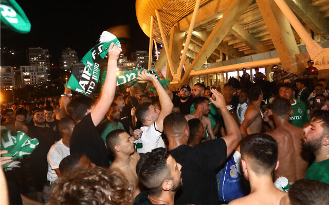 Des fans de Maccabi Haifa regardent le match entre l'Hapoel Beer Sheva et Maccabi Haifa à Haïfa, le 30 mai 2021. (Crédit : Yossi Aloni/Flash90)