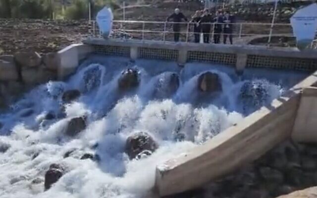 Capture d'écran de la vidéo de l'eau dessalée libérée des usines de production pour se déverser dans le lac de Tibériade, le 28 décembre 2022. (Crédit : Twitter. Utilisé conformément à la clause 27a de la loi sur les droits d'auteur)