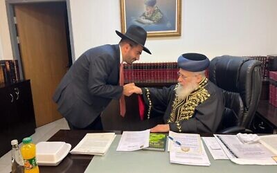 Le nouveau ministre des Affaires religieuses Michael Malkieli, à gauche, serre la main du Grand Rabbin Yitzhak Yosef dans le bureau de Malkieli à la Knesset le 29 décembre 2022. (Crédit : Autorisation/Bureau de Michael Malkieli)