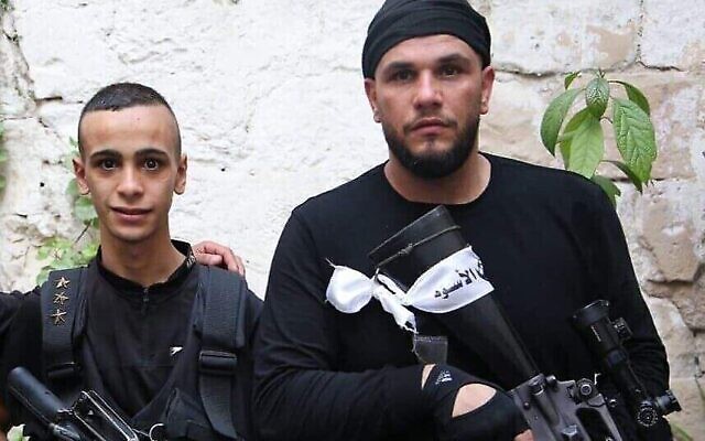Ahmed Masri (à gauche), membre de la Fosse aux lions basée à Naplouse, en compagnie de Wadee al-Houh (à droite), l'ancien chef du groupe terroriste. Masri a été arrêté par les forces israéliennes à Naplouse le 30 décembre 2022, et al-Houh a été tué lors d'un raid israélien dans la ville de Cisjordanie le 25 octobre 2022. (Crédit : Réseaux sociaux)