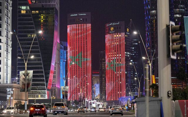 Le drapeau marocain projeté sur les tours du centre-ville de Doha, au Qatar, après que le Maroc a remporté son huitième de finale de la Coupe du monde de football contre l'Espagne, au stade Education City, le 6 décembre 2022. (Crédit : AP/Martin Meissner)