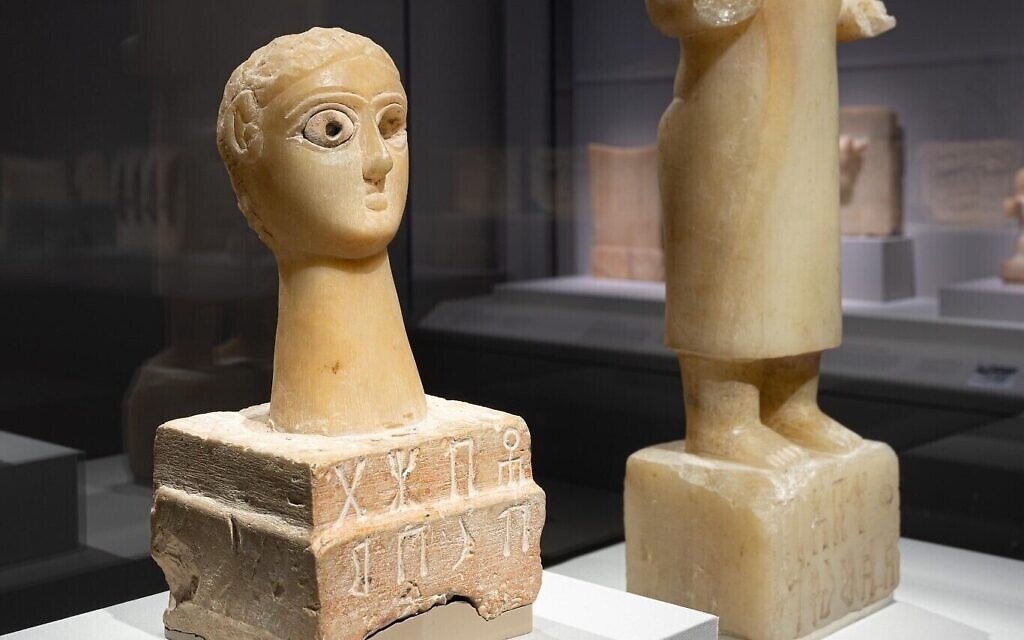 Un artéfact présenté dans le cadre de l'exposition sur le Yémen antique qui a lieu actuellement à la galerie Arthur M. Sackler, au musée d'art asiatique  Smithsonian de Washington, au mois d'octobre 2022. (Crédit : Colleen Dugan)