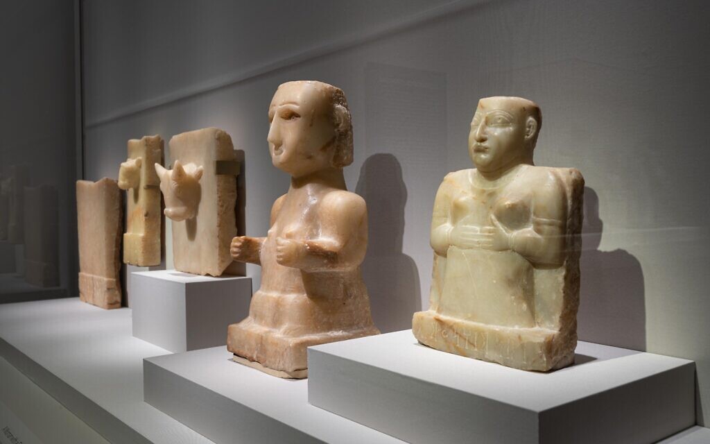 Des artéfacts présentés dans le cadre de l'exposition sur le Yémen antique qui a lieu actuellement à la galerie Arthur M. Sackler, au musée d'art asiatique  Smithsonian de Washington, au mois d'octobre 2022. (Crédit : Colleen Dugan)