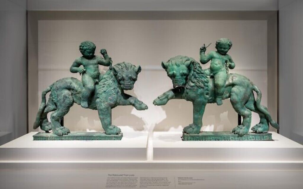 Les lions qui marchent avec l'enfant Eros (Ensemble de deux sculptures en bronze), datant du 1er siècle avant l'ère commune - milieu du premier siècle de l'ère commune, au Yémen. (Autorisation : Smithsonian/ Colleen Dugan)