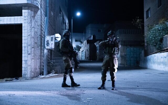 Des troupes israéliennes opèrent en Cisjordanie, au début du 7 décembre 2022. (Crédit : armée israélienne)