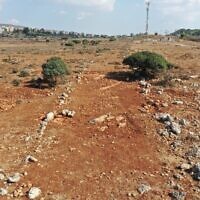 La vue d'une nouvelle section d'une route romaine de 1 800 ans dans le nord d'Israël, une photo rendue publique le 1er décembre 2022. (Crédit : Alex Wigman, Israel Antiquities Authority)