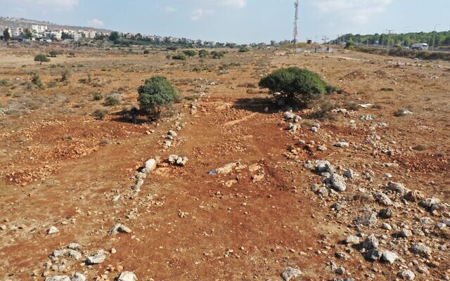 La vue d'une nouvelle section d'une route romaine de 1 800 ans dans le nord d'Israël, une photo rendue publique le 1er décembre 2022. (Crédit : Alex Wigman, Israel Antiquities Authority)