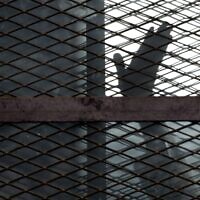 Photo d'illustration : Un Iranien détenu dans une prison. (Crédit : AP Photo/Amr Nabil, File)