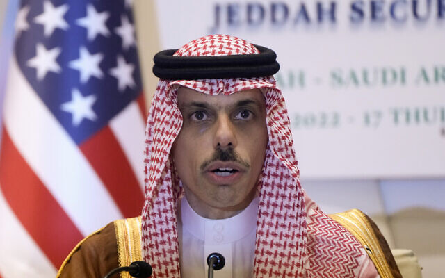 Le ministre saoudien des Affaires étrangères, le prince Faisal Bin Farhan Al Saud, pendant une conférence de presse à l'issue du Sommet sécurité et développement à Jeddah, en Arabie saoudite, le  16 juillet 2022. (Crédit : AP Photo/Amr Nabil)