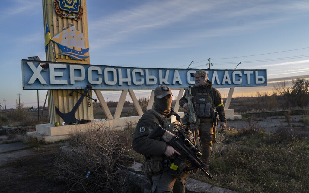 Photo d'illustration : Deux soldats ukrainiens près d'un panneau où est écrit "région de Kherson" aux abords de Kherson, dans le sud de l'Ukraine, le 14 novembre 2022. (Crédit : AP Photo/Bernat Armangue)