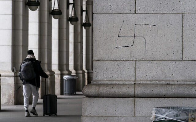 Illustration : Croix gammée dessinée à la main sur le mur extérieur de la gare Union, près du Capitole, à Washington, le 28 janvier 2022. (Crédit : J. Scott Applewhite/AP)