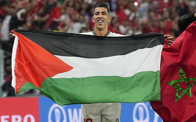Le marocain Jawad El Yamiq du Maroc brandit un drapeau palestinien après le match du groupe F de la Coupe du monde de football entre le Canada et le Maroc au stade Al Thumama à Doha, Qatar, le 1er décembre 2022. (Crédit : AP/Pavel Golovkin)