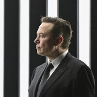 Elon Musk directeur-général de Tesla, lors de l'ouverture de l'usine Tesla de Berlin Brandenburg à Gruenheide, en Allemagne, le 22 mars 2022. (Crédit : Patrick Pleul/Pool via AP/Dossier)
