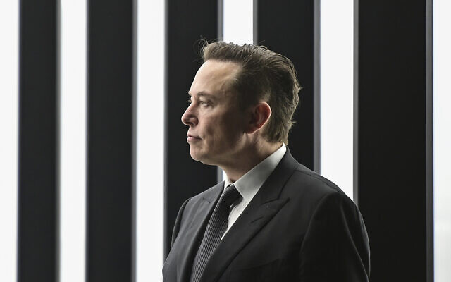 Elon Musk directeur-général de Tesla, lors de l'ouverture de l'usine Tesla de Berlin Brandenburg à Gruenheide, en Allemagne, le 22 mars 2022. (Crédit : Patrick Pleul/Pool via AP, File)