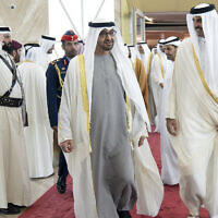 L'émir du Qatar Sheikh Tamim bin Hamad Al-Thani, à droite, salue le président émirati Sheikh Mohamed bin Zayed Al Nahyan à son arrivée à l'aéroport Hamad à Doha, au Qatar, le 5 décembre 2021. (Crédit :Qatar Amiri Diwan via AP)
