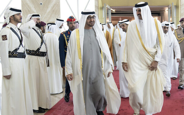 L'émir du Qatar Sheikh Tamim bin Hamad Al-Thani, à droite, salue le président émirati Sheikh Mohamed bin Zayed Al Nahyan à son arrivée à l'aéroport Hamad à Doha, au Qatar, le 5 décembre 2021. (Crédit :Qatar Amiri Diwan via AP)