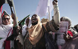 Des manifestants soudanais réclament le retour d'un régime civil un an après un coup d'état militaire, à  Khartoum, le 17 novembre 2022. (Crédit : AP Photo/Marwan Ali, File)