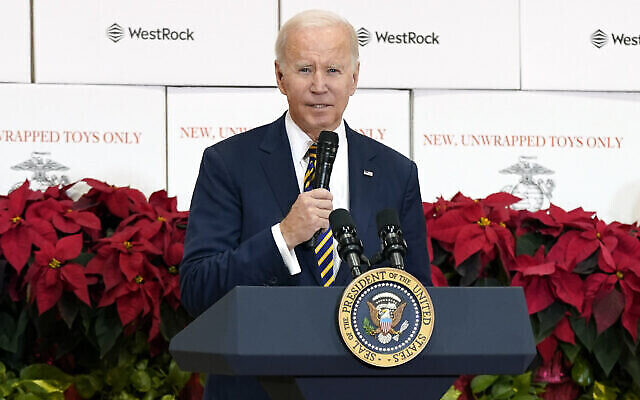 Le président américain Joe Biden prend la parole lors d’un événement Toys for Tots à la base interarmée Myer-Henderson Hall à Arlington, en Virginie, le 12 décembre 2022. (Crédit : AP Photo/Patrick Semansky)