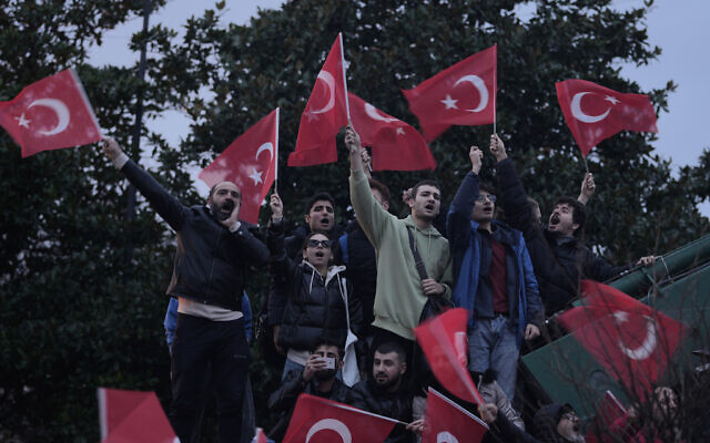 Les partisans du maire d'Istanbul, Ekrem Imamoglu, scandent des slogans alors qu'ils se rassemblent devant le bâtiment municipal à Istanbul, le 14 décembre 2022. (Crédit : AP Photo/Khalil Hamra)