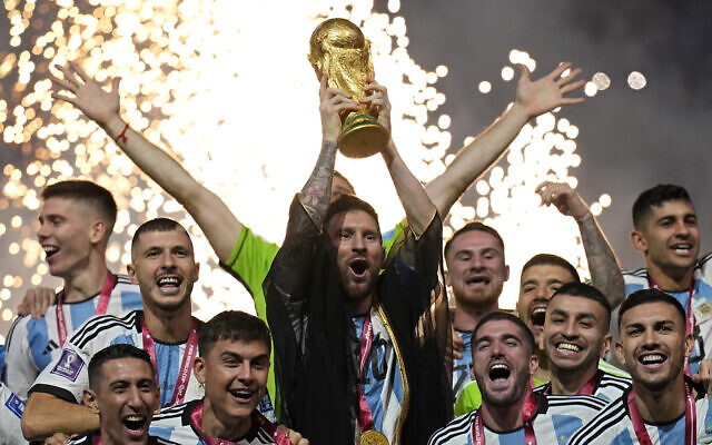 L'Argentin Lionel Messi soulève le trophée après avoir remporté la finale de la Coupe du monde de football entre l'Argentine et la France au stade de Lusail, à Lusail, au Qatar, le dimanche 18 décembre 2022. (Crédit : AP Photo/Martin Meissner)