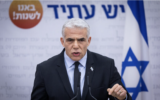 Le Premier ministre sortant, Yair Lapid, s'exprimant lors d'une réunion de faction à la Knesset, à Jérusalem, le 21 novembre 2022. (Crédit : Yonatan Sindel/Flash90)