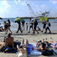Des militants pour le climat protestant contre le forage offshore, sur la plage de Tel Aviv, le 13 août 2022. (Crédit : Tomer Neuberg/Flash90)